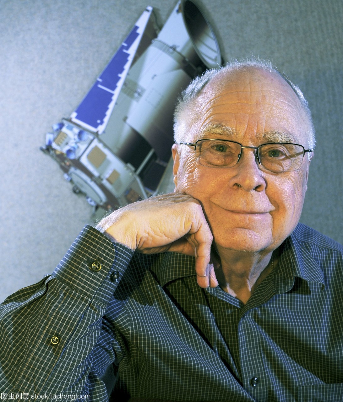 WilliamjBorucki生于1939年美国太空科学家。Borucki1960年代和1970年代的早期作品是用于航天器热盾的发展。然后他致力于研究行星的闪电。Borucki的职业生涯一直在美国宇航局艾姆斯研究中心美国目前的天体生物学和空间研究理事会。他是开普勒任务的领袖在2009年发起了寻找类地行星的宜居区类似太阳的恒星。开普勒任务航天器图片背景使用光度计监控数以万计的恒星的行星凌日穿越星星。拍摄于2010年